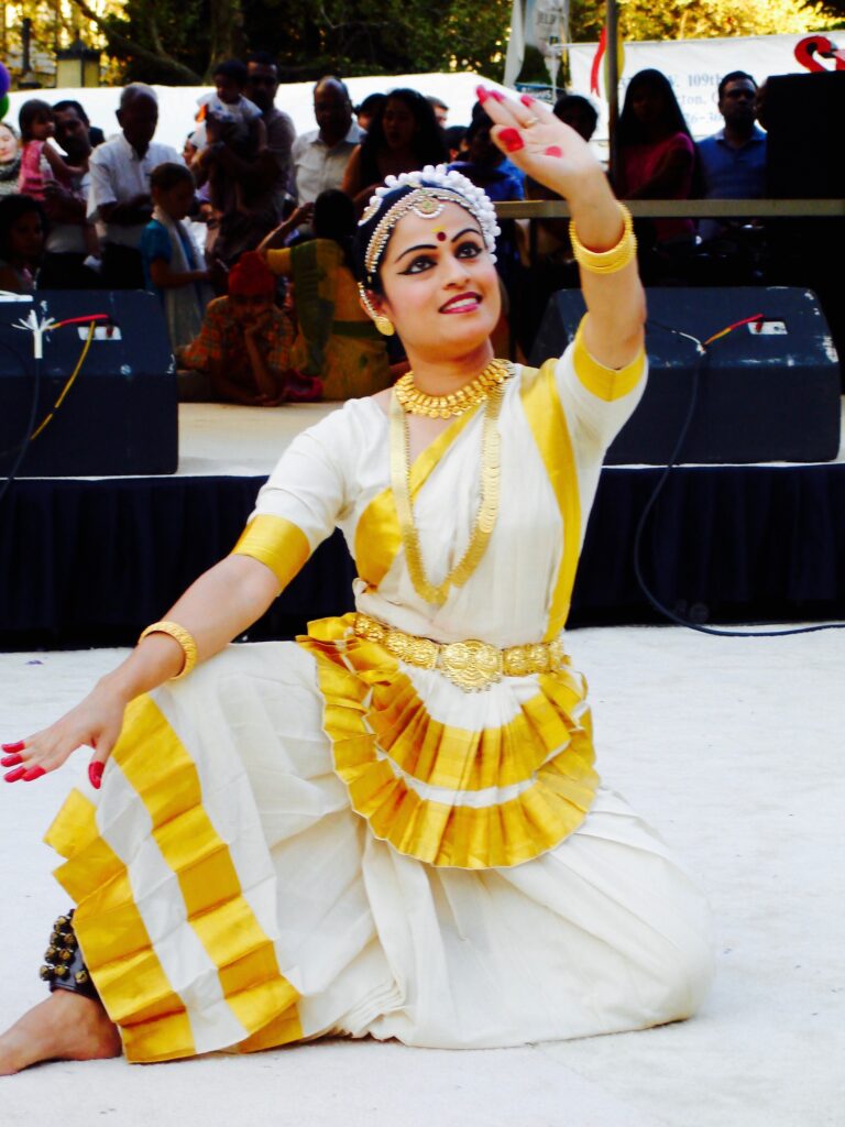 Indian classical dances MOHINIYATTAM - Bodhibloom.com